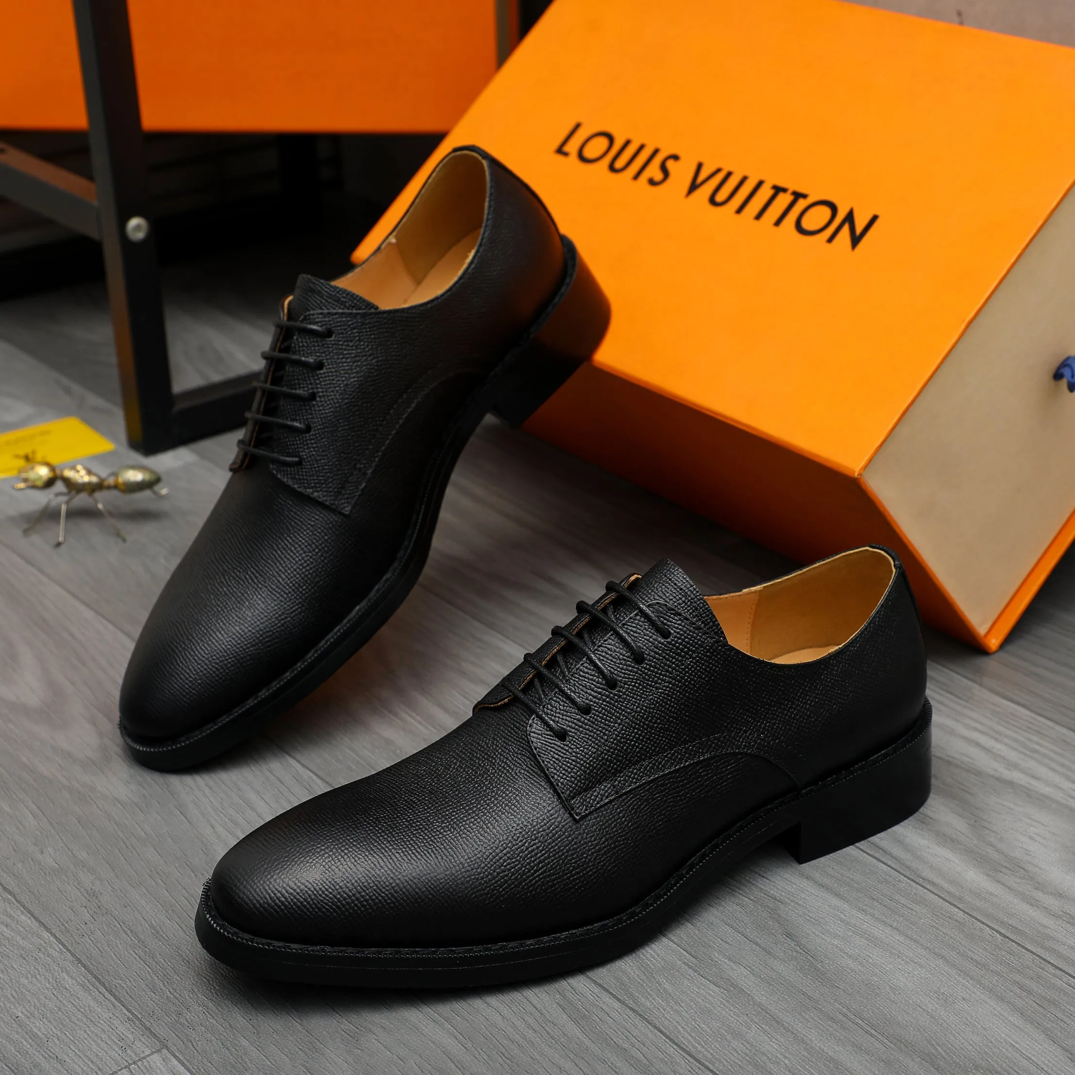 Men's shoes 💰500 Product trademark: LV "Louis Vuitton" business formal leather shoes Regular size: 39-45 (.45 customization is non-returnable) Product materials: Selected pebbled cowhide upper, cowhide lining, original rubber outsole